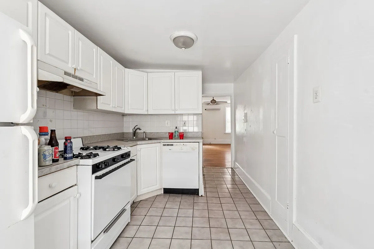 Building Photo - 4133 Ridge Ave #5