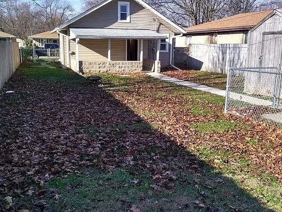 Fenced in back yard w/shed