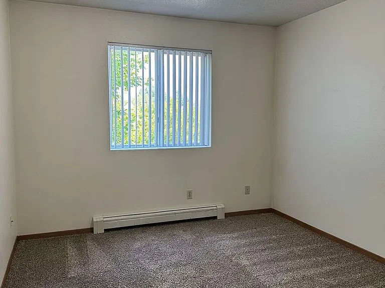 Dakota E & W Apartments — Photo 35