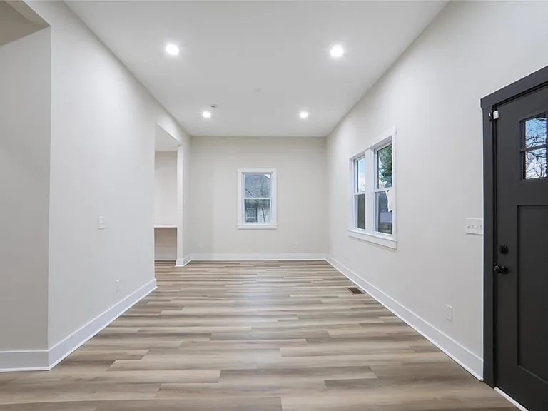 190 Adair Ave SE — Photo 2