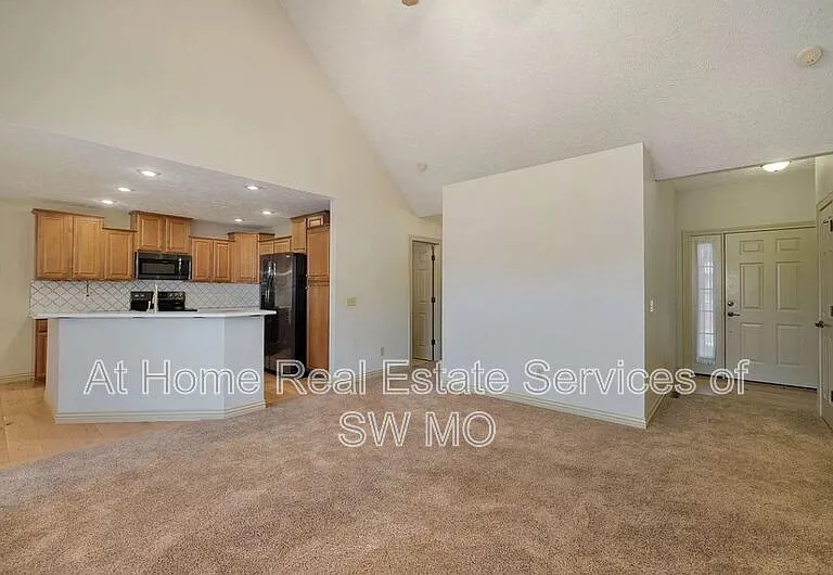 122 W Sandalwood Ln — Photo 4