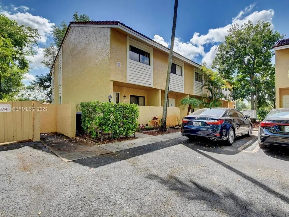 9270 NW 40th St