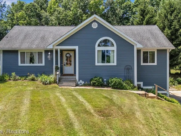 2630 Julie Dr, Columbiaville, MI 48421