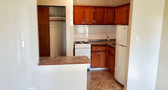 4th image of 15312 Knox Ave APT 13