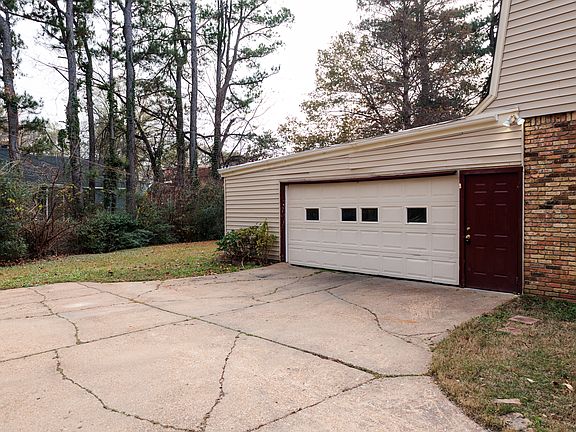 Plenty of parking in the long Driveway.
