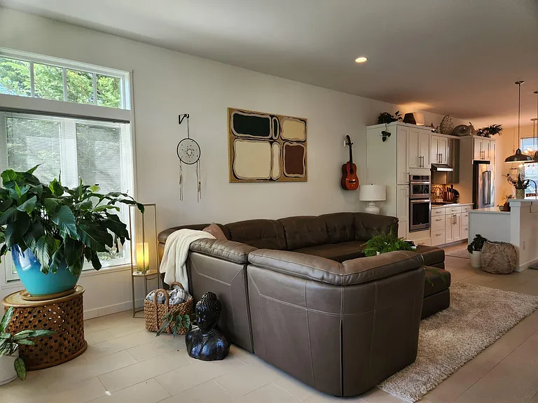 2726 Eldridge Ave — Photo 6