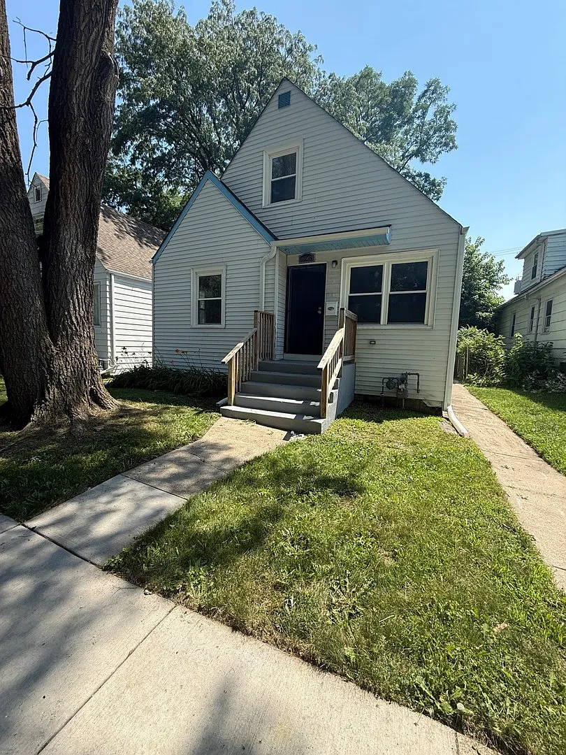 4 bed, 1205 sqft, $2,820 — Photo 1