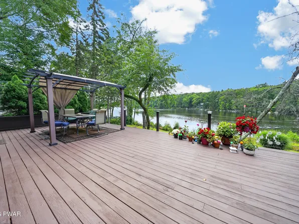 806 Widgeon Ct, Lords Valley, PA 18428
