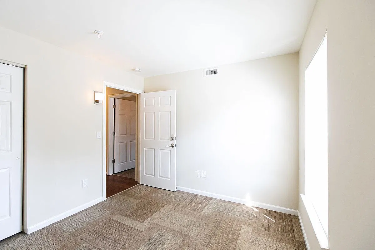 Crossroads Apartments — Photo 1