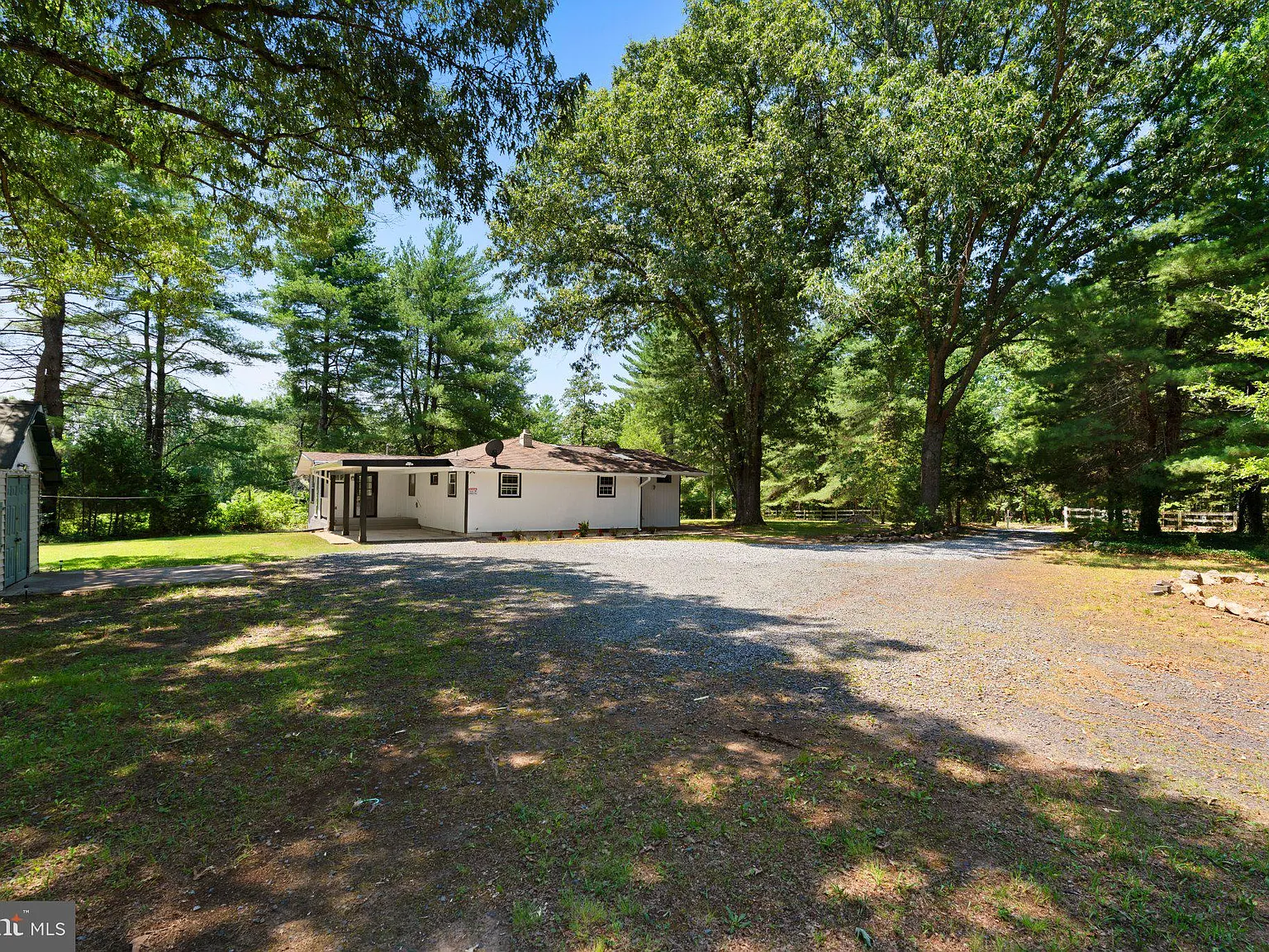 3 bed, 3.0 bath, 1170 sqft, $2,300 — Photo 4