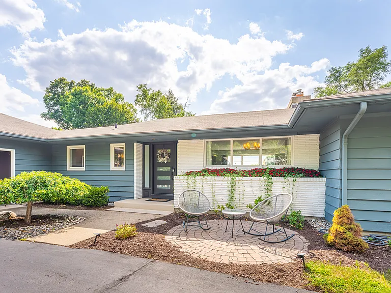 1949 Meadowfield Dr NE — Photo 2