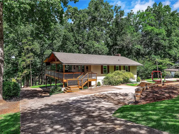 107 J Moore Ave, Townville, SC 29689
