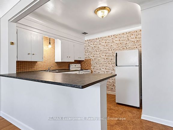 4th image of 830 Robinson St #303