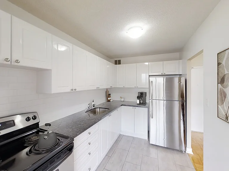 4854 Bathurst St — Photo 4