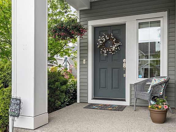 Who doesn't appreciate a large covered porch?!