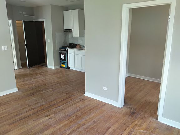 3rd image of 3250 N Pulaski Rd #205