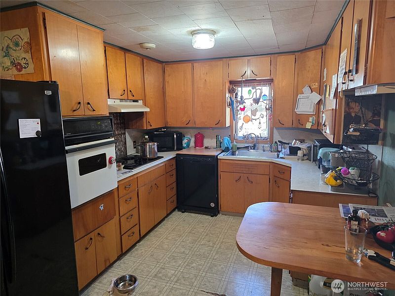 3rd image of 1765 Stewart Street