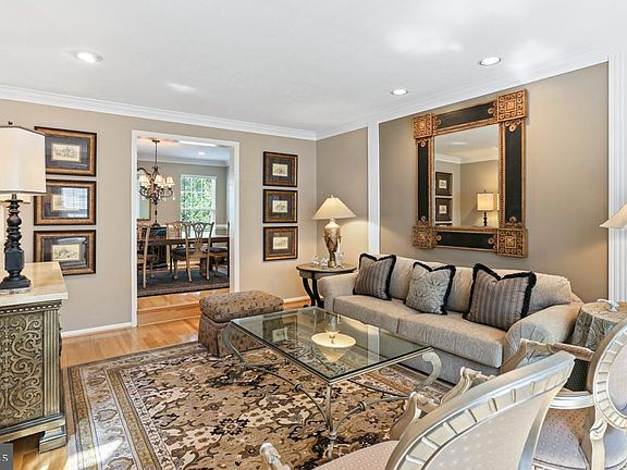 3rd image of 13 Breezy Ct