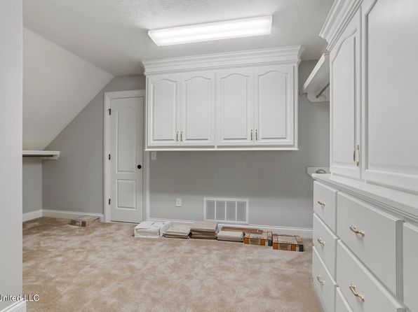 710 Chickasaw Dr S, Flowood, MS 39232