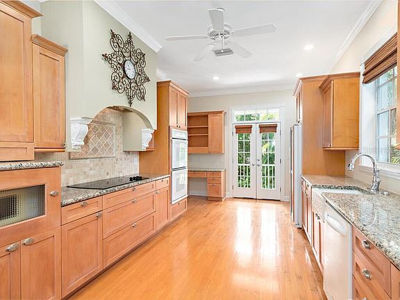 4th image of 2392 Sandrala Dr