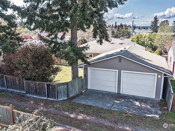 5th image of 2715 Sylvan Dr W