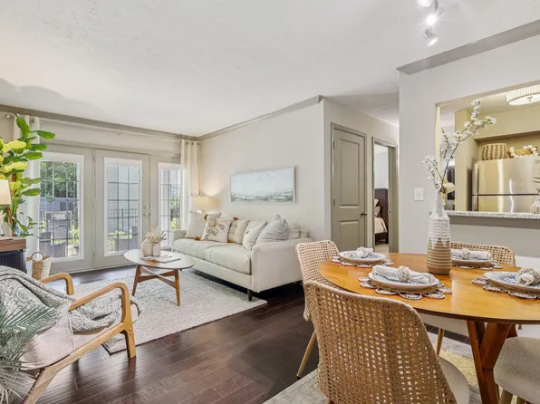 The Avenue in the Highlands