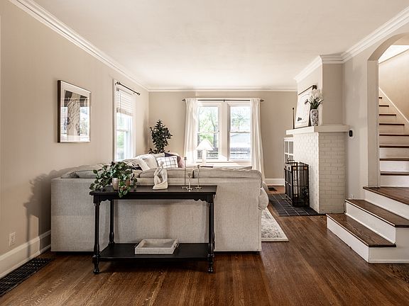 5th image of 4144 Broadway St