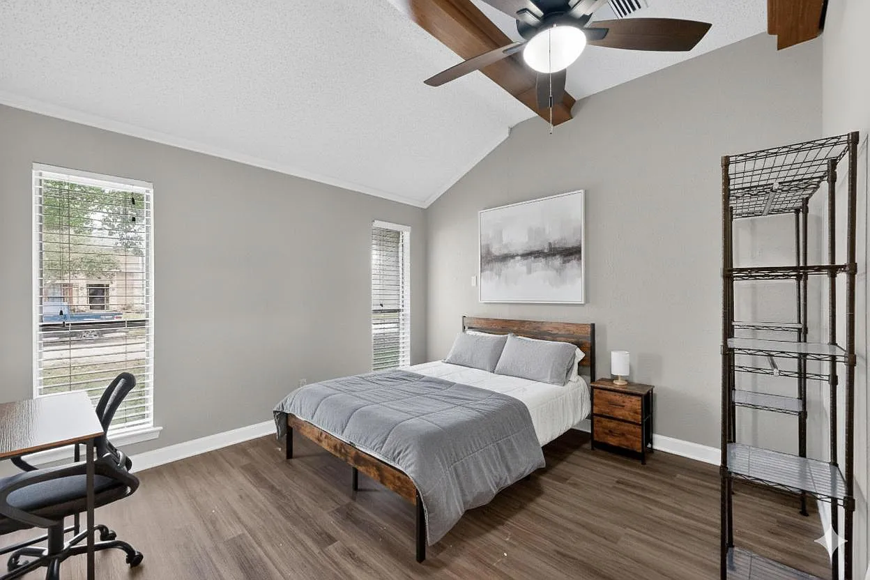 4 bed, 3.0 bath, 2040 sqft, $1,009 — Photo 1