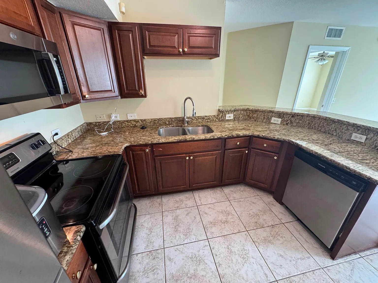 3 bed, 2.0 bath, 1233 sqft, $2,650 — Photo 4