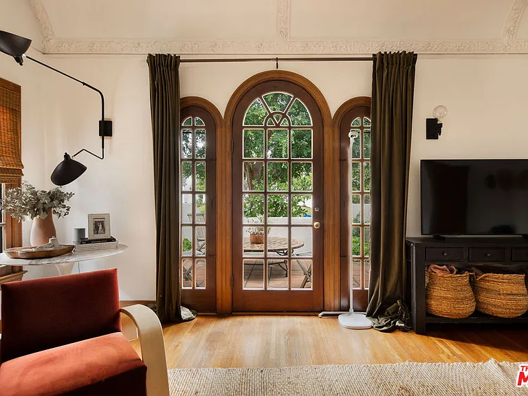 127 N Gower St — Photo 5