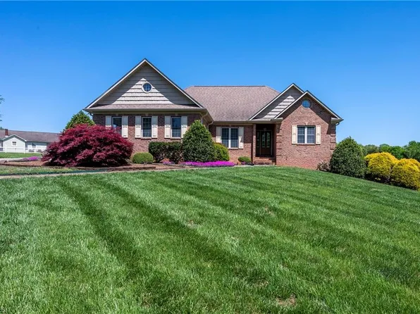 415 Spring St, Yadkinville, NC 27055