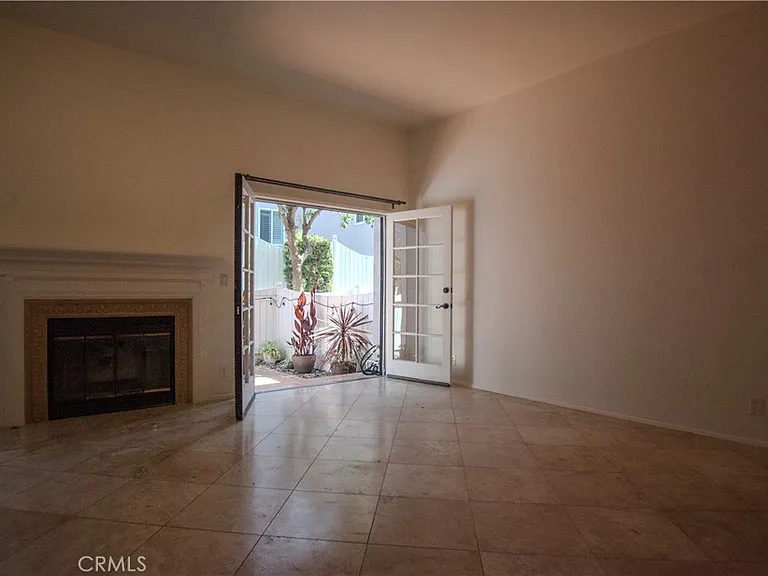 121-4 S Juanita Ave — Photo 5