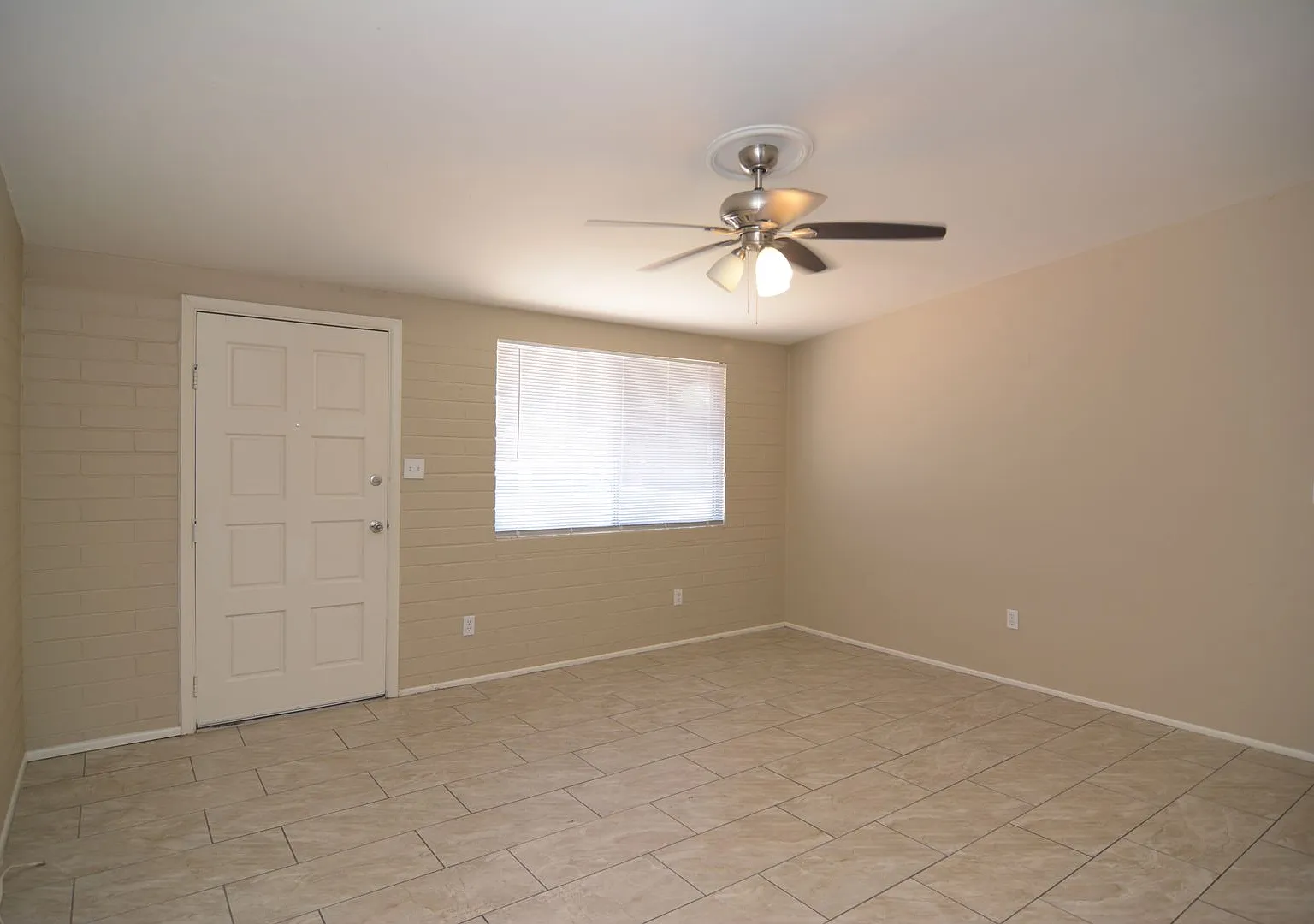 Charming 2 Bedroom 1 Bath Duplex! Great Central Location! — Photo 4
