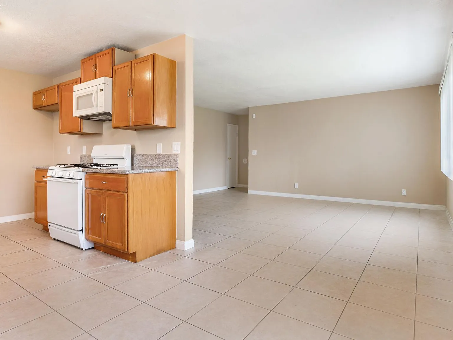 2 bed, 1000 sqft, $1,600 — Photo 3