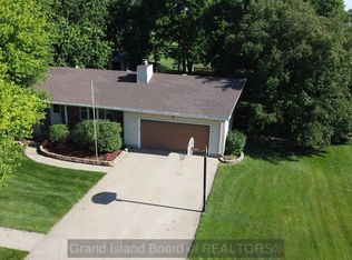 4022 W Greenwood Dr, Grand Island, NE 68803