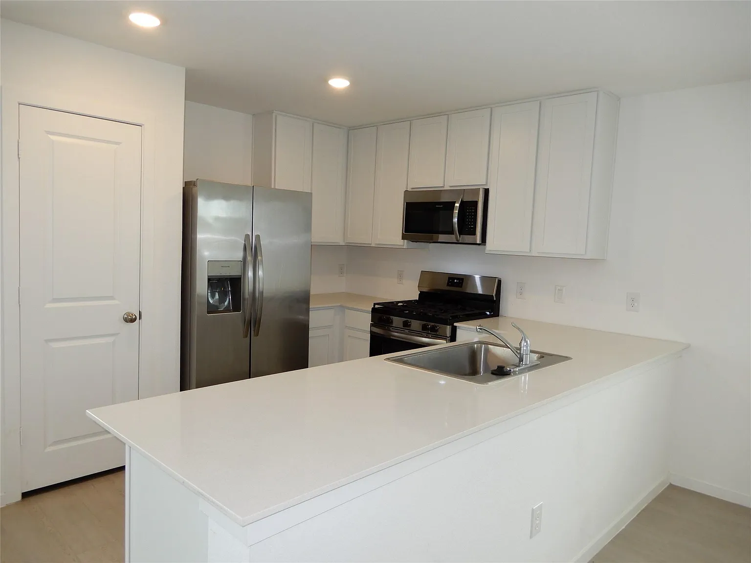 4 bed, 2.5 bath, 2036 sqft, $1,900 — Photo 4