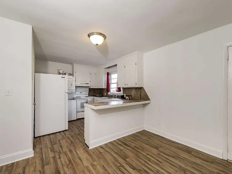 238 Bond St — Photo 8