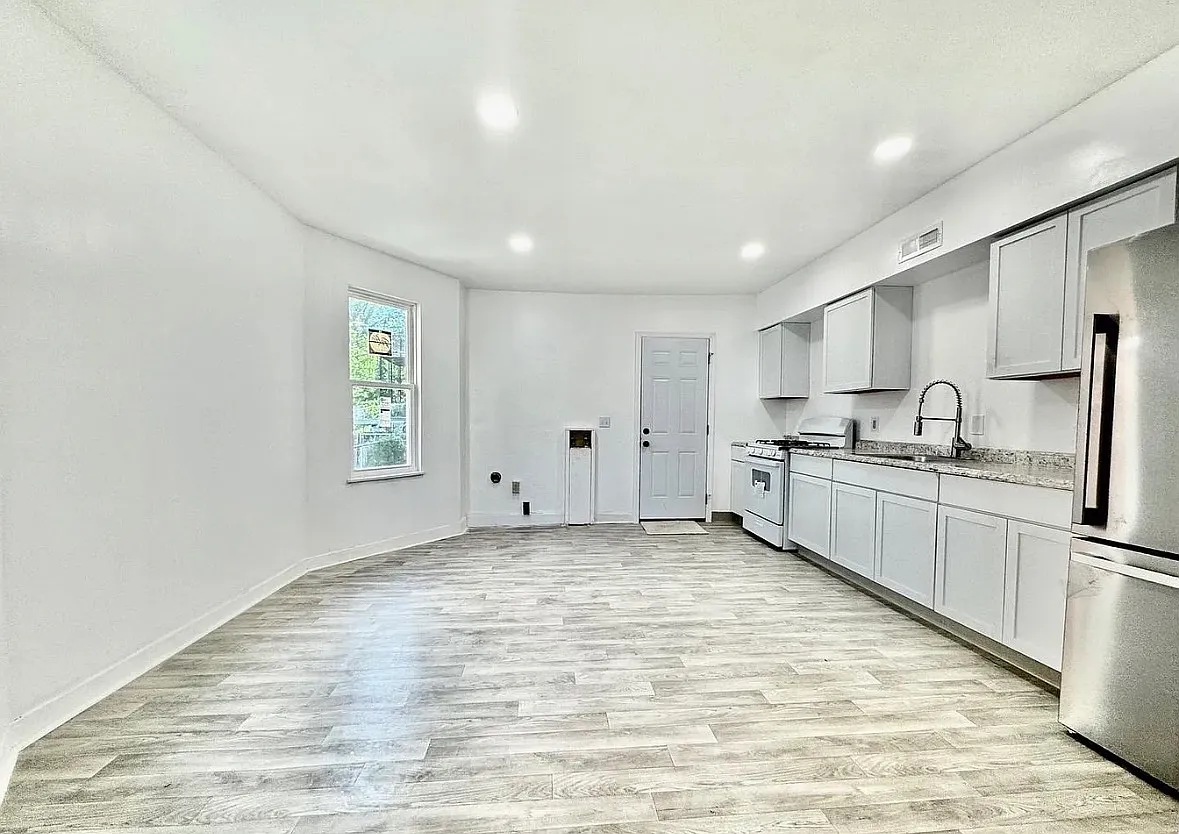 2 bed, 1.5 bath, 1124 sqft, $1,300 — Photo 3