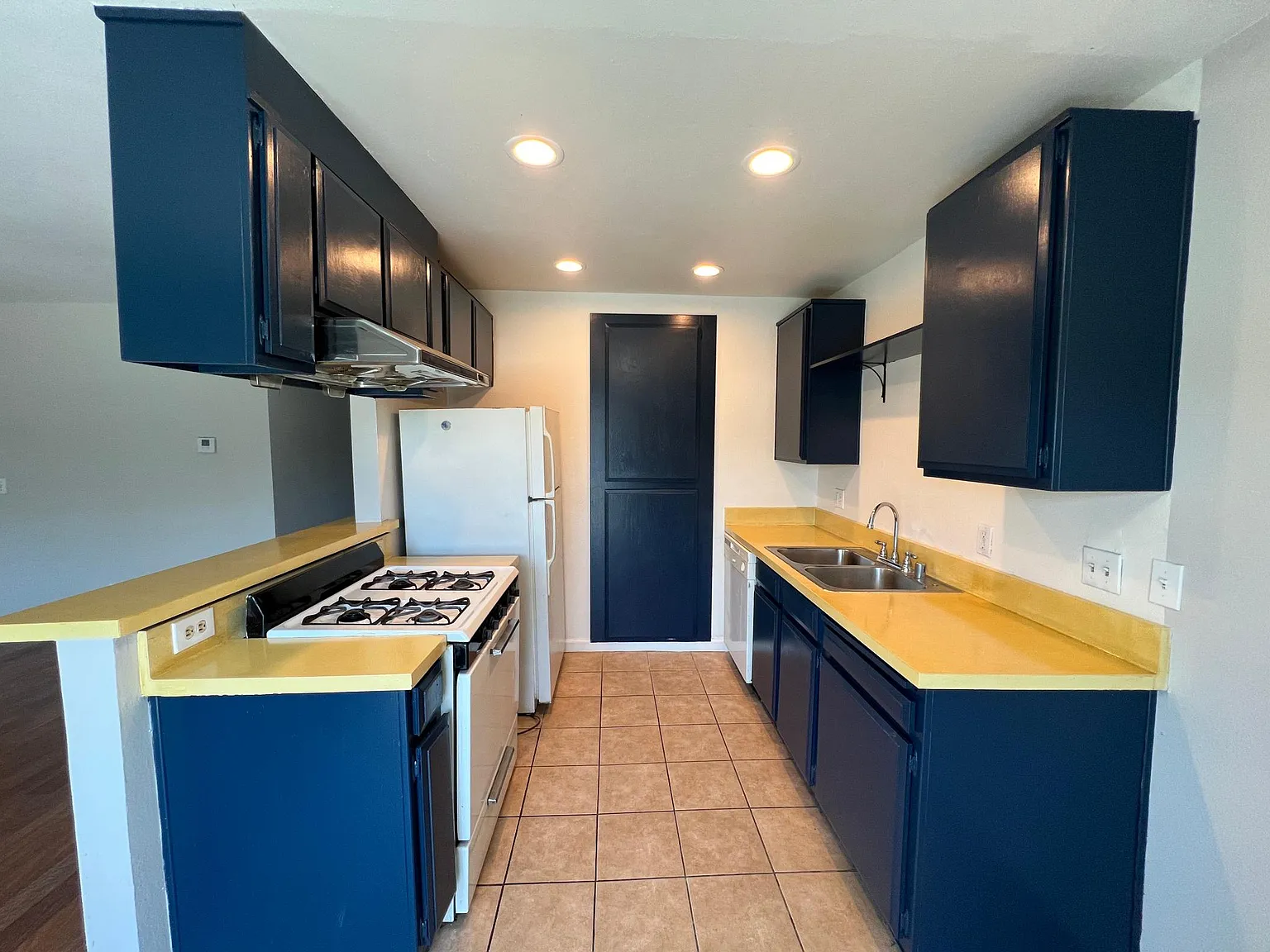 1427 Jellick Ave — Photo 4