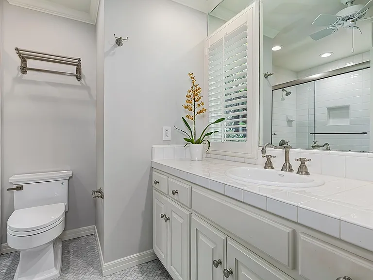 4211 Toluca Lake Ave — Photo 28