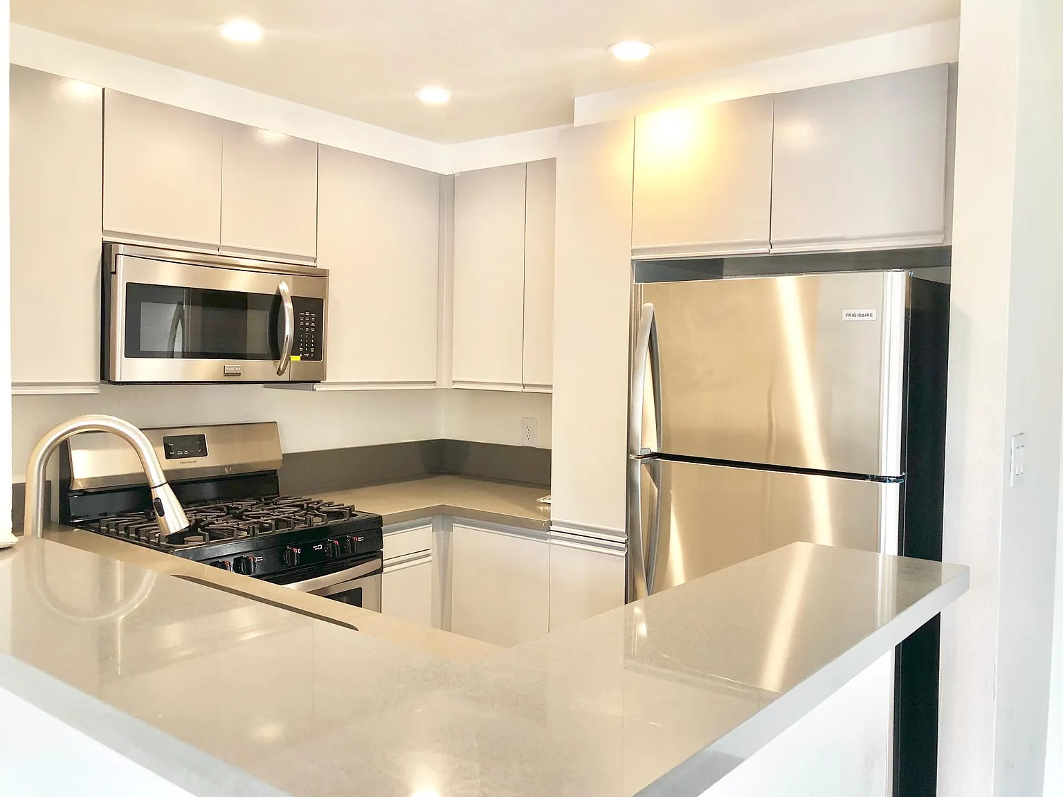 909 N Gardner St — Photo 4