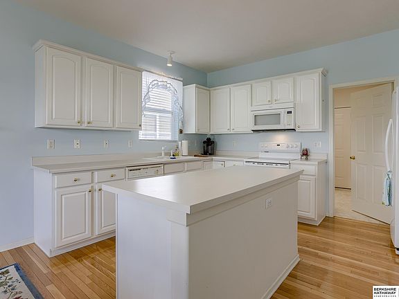 4th image of 5520 S 160th St