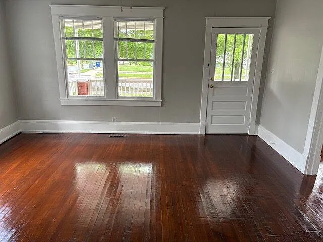 3 bed, 1.0 bath, 1438 sqft, $1,590 — Photo 2