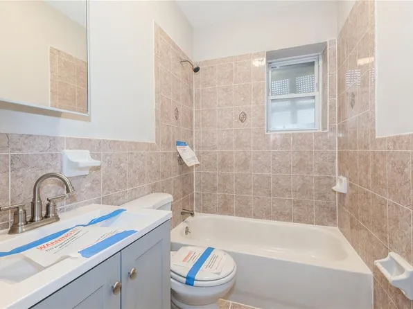 194-56 Murdock Avenue image 5 of 19