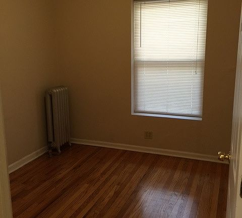 5th image of 1354 1/2 W Argyle St APT 2S