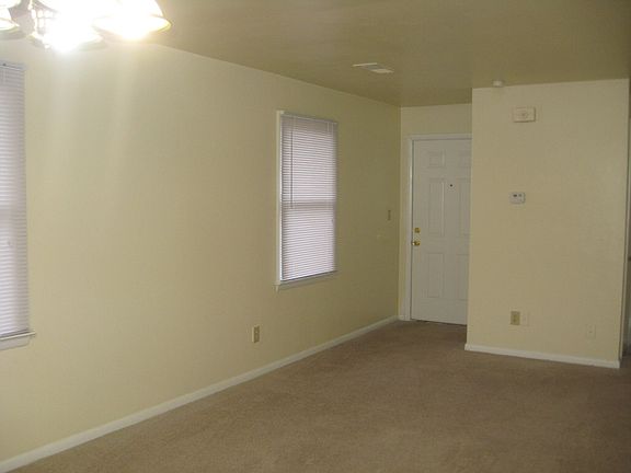 3rd image of 4226 Queenswood Dr APT A