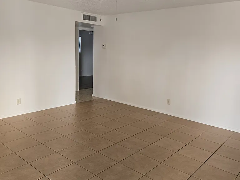 1614 E Clover #B — Photo 5