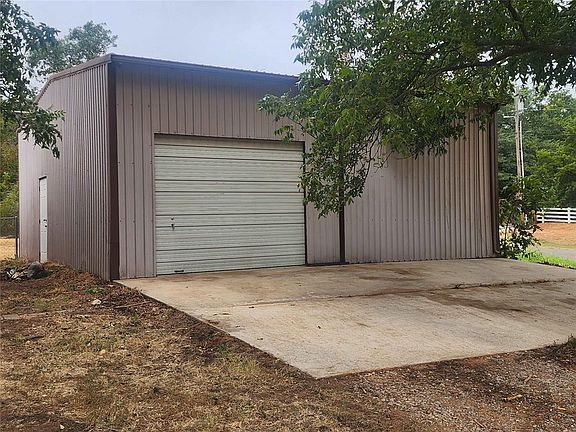 3rd image of 30581 Parkwood Rd