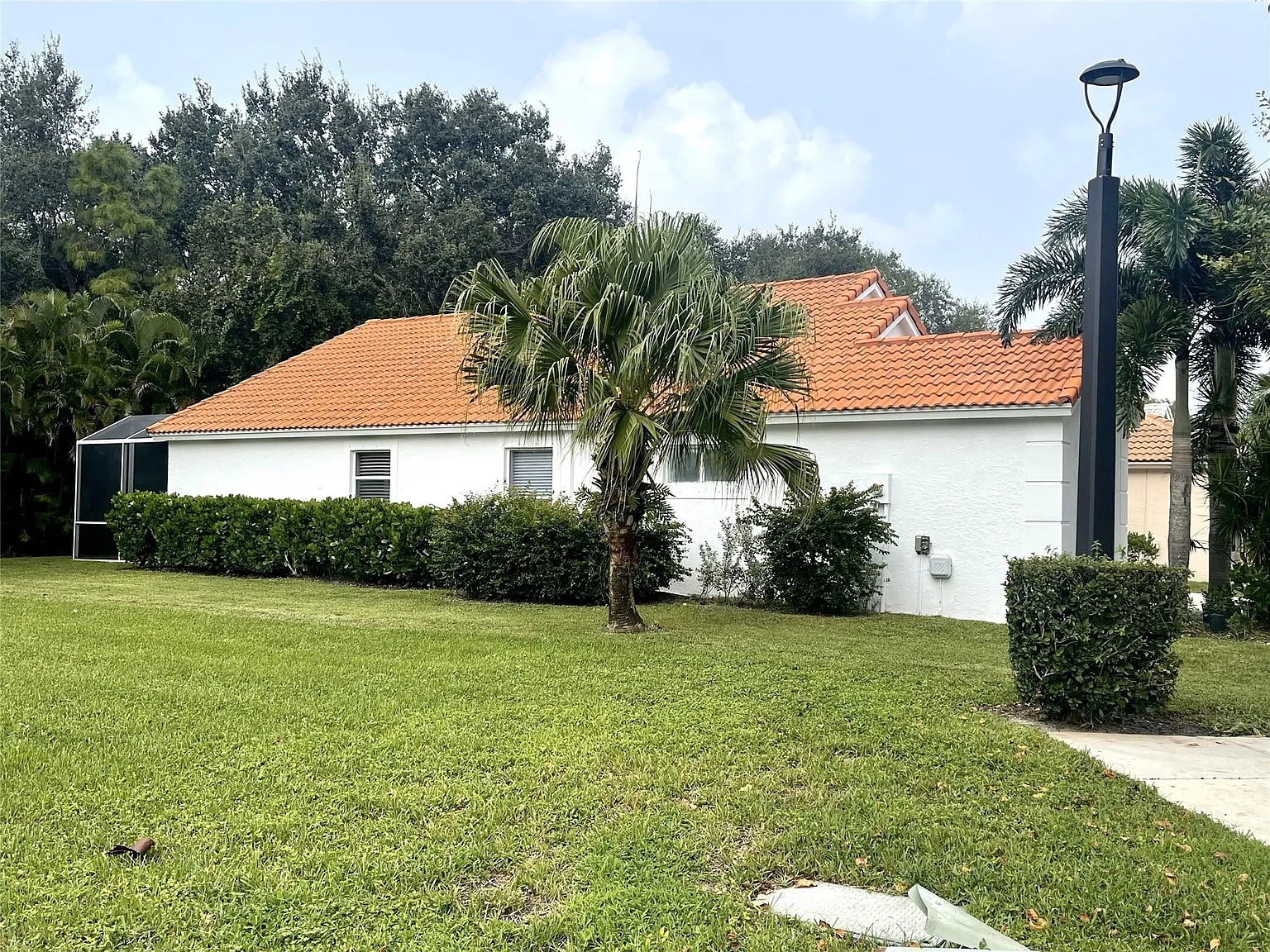 3 bed, 2.0 bath, 1325 sqft, $3,200 — Photo 3