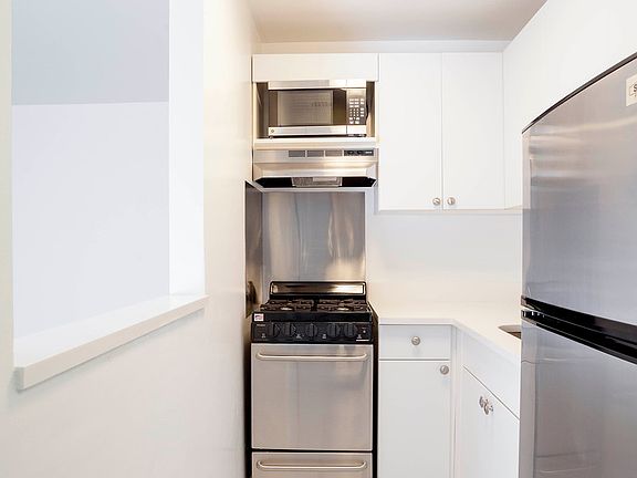 3rd image of 27 W 16th St APT Lc